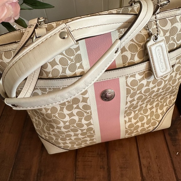 Coach F15137 BEIGE WHITE Heritage
SignatureStripe. Smoke free house. - Picture 2 of 9